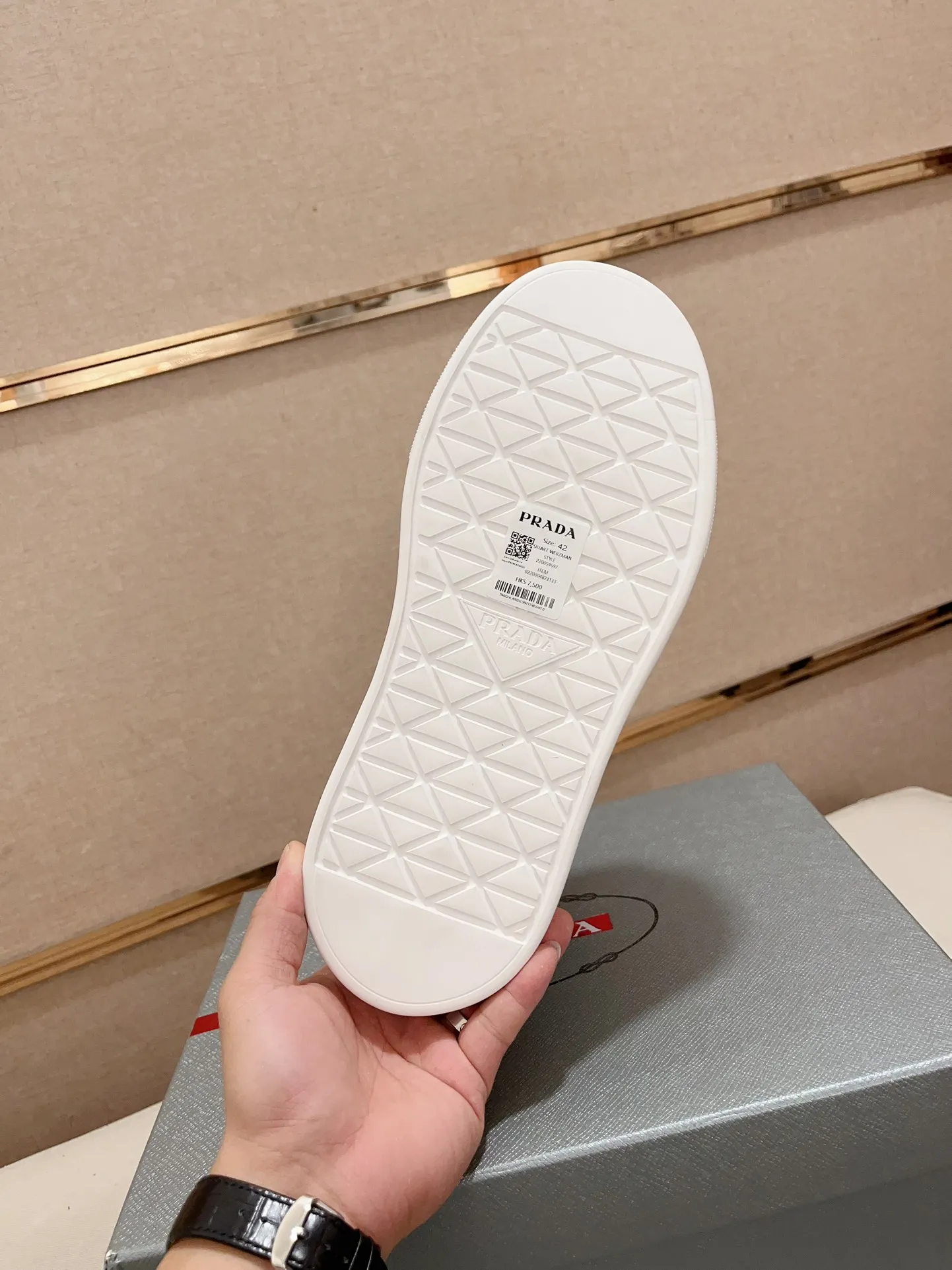 Men's shoes 💰 620💰 ✔️✔️✔️High-quality new PRADA counters are launched at the same time. The new men's shoes and 😘fabric are made of selected first-layer cowhide and triangle △ fabric. Lining: Full cowhide lining. 👍🏿 High-end ☄️ air-cushion molded anti-slip rubber outsole, exquisite lines, simple and elegant, comfortable and high-end for leisure travel. Code number: 38 to 44. 45 can be customized and cannot be returned or exchanged!